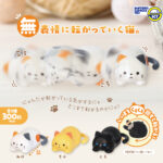 無表情に転がっていく猫。